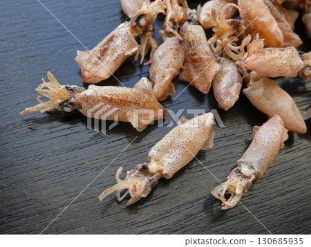 一張小魷魚乾的照片,小但味道十足。 一張小魷魚乾的照片,小但味道十足。 130685935