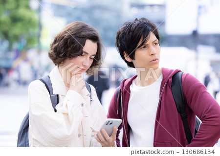 入境：外國人一邊看智慧型手機一邊在東京閒逛 130686134