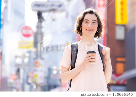 入境：東京街頭行走的外國女性 130686140