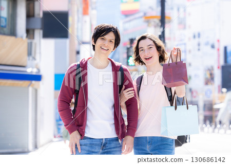 入境：外國人在東京街頭享受購物樂趣 130686142