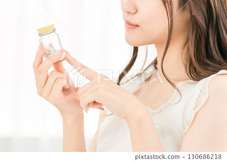 亞洲婦女檢查藥品和補充品的成分 130686218