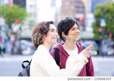 入境：外國人在東京街頭漫步 130686307