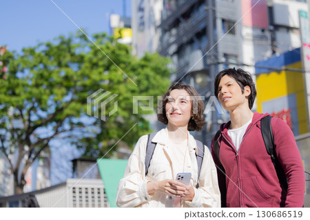 入境:外國人一邊看智慧型手機一邊在東京閒逛 入境:外國人一邊看智慧型手機一邊在東京閒逛 130686519
