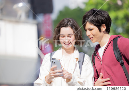 入境：外國人一邊看智慧型手機一邊在東京閒逛 130686520