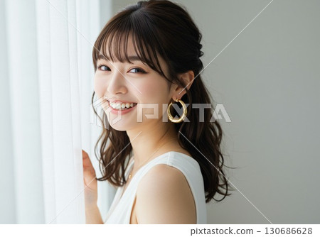 一位微笑著的年輕女子在窗邊微笑的肖像 一位微笑著的年輕女子在窗邊微笑的肖像 130686628