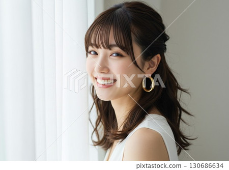 一位微笑著的年輕女子在窗邊微笑的肖像 一位微笑著的年輕女子在窗邊微笑的肖像 130686634