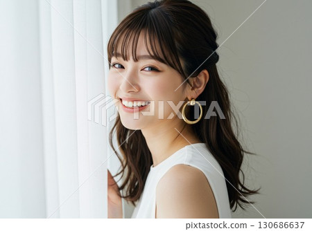 一位微笑著的年輕女子在窗邊微笑的肖像 一位微笑著的年輕女子在窗邊微笑的肖像 130686637