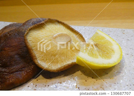 厚肉上放著多汁的烤香菇和酸橘汁的照片 厚肉上放著多汁的烤香菇和酸橘汁的照片 130687707