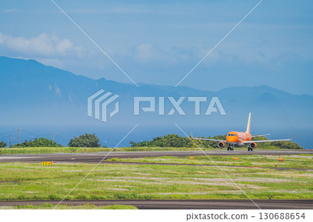 一架飛機在牧之原市(靜岡縣)富士山靜岡機場的跑道上行駛 一架飛機在牧之原市(靜岡縣)富士山靜岡機場的跑道上行駛 130688654