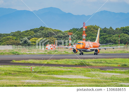 一架飛機在牧之原市(靜岡縣)富士山靜岡機場的跑道上行駛 一架飛機在牧之原市(靜岡縣)富士山靜岡機場的跑道上行駛 130688655