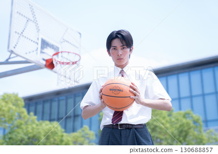 一名男高中生站著打籃球 一名男高中生站著打籃球 130688857