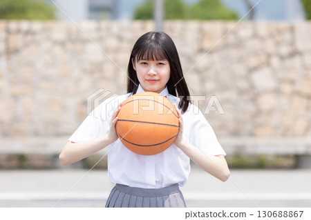 拿著籃球站著的高中女孩 130688867