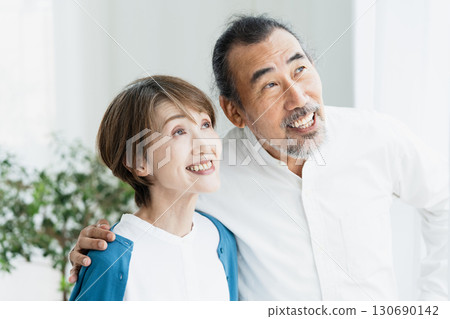 一對老年夫婦從窗邊望向外面 130690142