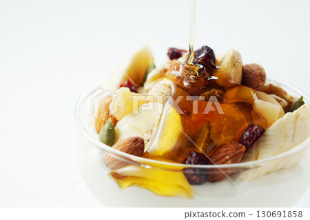 希臘酸奶，添加多種配料和蜂蜜 130691858