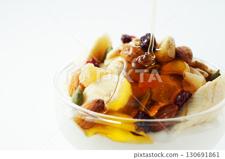 希臘酸奶，添加多種配料和蜂蜜 130691861