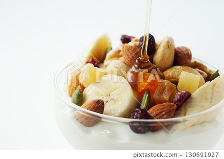 希臘酸奶,添加多種配料和蜂蜜 希臘酸奶,添加多種配料和蜂蜜 130691927