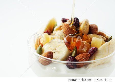 希臘酸奶,添加多種配料和蜂蜜 希臘酸奶,添加多種配料和蜂蜜 130691928