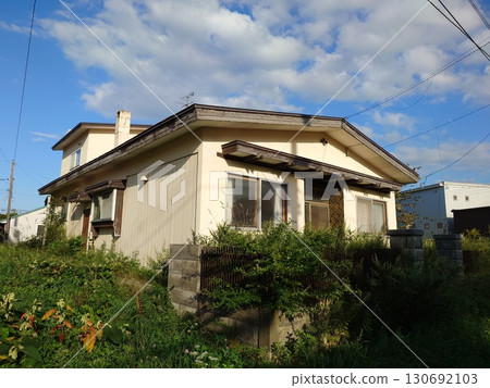 廢棄的空屋 廢棄的空屋 130692103