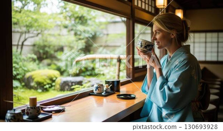 一位身著和服的外國女性一邊欣賞日本花園一邊品茶 130693928