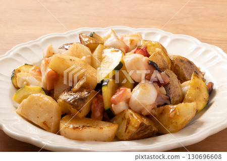 章魚、馬鈴薯和櫛瓜與大蒜、奶油和醬油一起翻炒 130696608