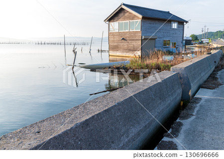 堤防與陸地之間的縫隙仍然敞開，倉庫仍然被淹沒的海岸線。 130696666