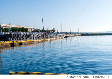 The landscape of Iida Port has changed due to the placement of large sandbags. 130696694