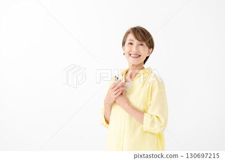 一個微笑著操作智能手機的女人 130697215