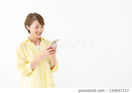 一個微笑著操作智能手機的女人 130697217