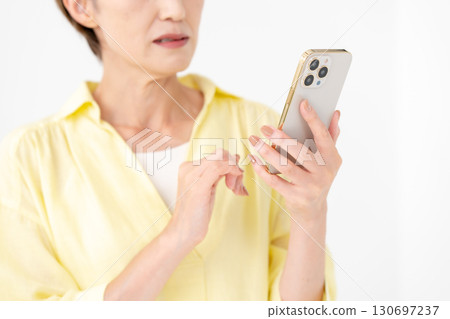 一個操作智能手機的女人 130697237