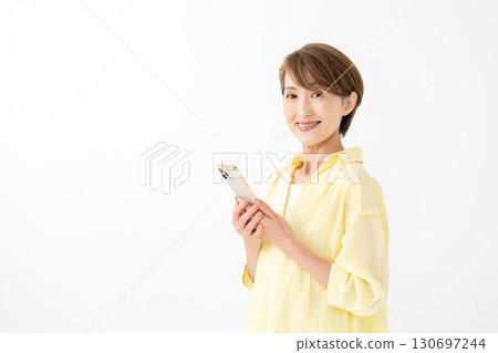 一個微笑著操作智能手機的女人 130697244