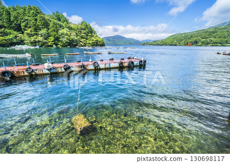 夏天的蘆之湖，藍天白雲，湖畔風景【神奈川縣箱根町】 130698117