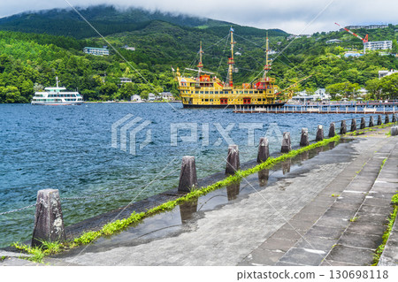 夏日蘆之湖：停泊在元箱根港的箱根海盜船和箱根町的風景[神奈川縣箱根町] 130698118