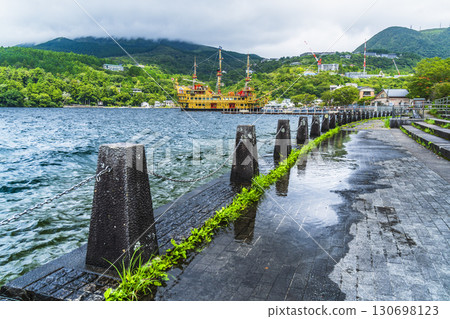 夏日蘆之湖：停泊在元箱根港的箱根海盜船和湖畔風景[神奈川縣箱根町] 130698123