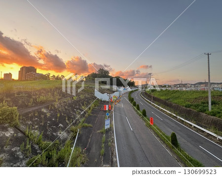 我拍攝了一張沐浴在夕陽下的正在施工的道路的照片。 130699523