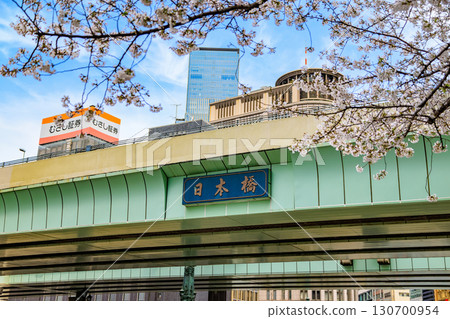 Tokyo Chuo Ward Nihonbashi and cherry blossoms 130700954
