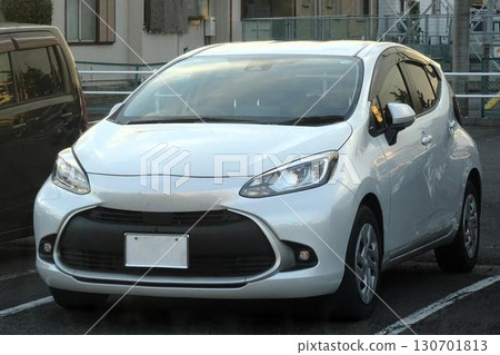 停在停車場的汽車(Toyota Aqua,第二代) 停在停車場的汽車(Toyota Aqua,第二代) 130701813