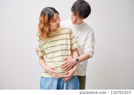 面對面的夫婦,孕婦,孕婦 面對面的夫婦,孕婦,孕婦 130701855