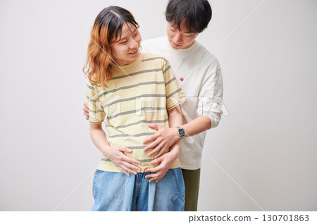 面對面的夫婦,孕婦,孕婦 面對面的夫婦,孕婦,孕婦 130701863