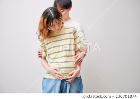 Couple facing each other, pregnant woman, maternity 130701874