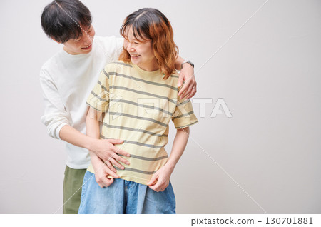 面對面的夫婦,孕婦,孕婦 面對面的夫婦,孕婦,孕婦 130701881