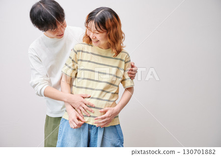 面對面的夫婦,孕婦,孕婦 面對面的夫婦,孕婦,孕婦 130701882
