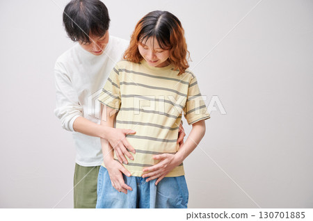 面對面的夫婦,孕婦,孕婦 面對面的夫婦,孕婦,孕婦 130701885