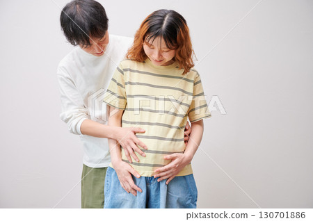 Couple facing each other, pregnant woman, maternity 130701886