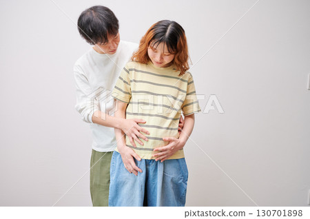 面對面的夫婦,孕婦,孕婦 面對面的夫婦,孕婦,孕婦 130701898