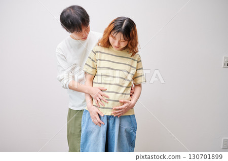 面對面的夫婦,孕婦,孕婦 面對面的夫婦,孕婦,孕婦 130701899