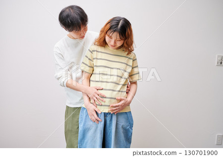 面對面的夫婦,孕婦,孕婦 面對面的夫婦,孕婦,孕婦 130701900
