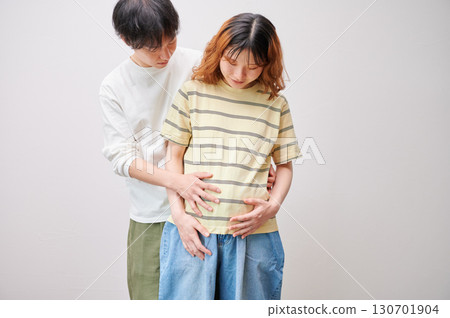 Couple facing each other, pregnant woman, maternity 130701904