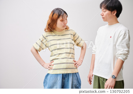 Couple facing each other, pregnant woman, maternity 130702205