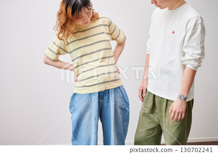 面對面的夫婦,孕婦,孕婦 面對面的夫婦,孕婦,孕婦 130702241
