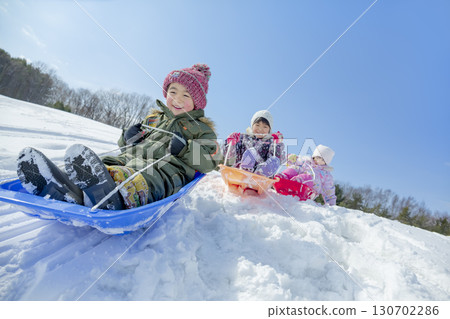 孩子們在冬季公園的雪地玩耍 130702286